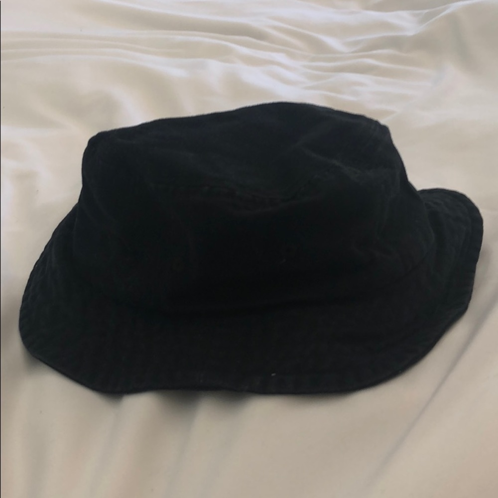black urban bucket hat | UO